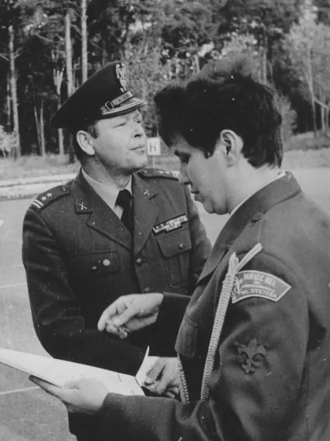 Ppk Mirosaw Ulatowski, zostaje odznaczony w 1989 roku odznak Zasuony dla Hufca ZHP Hel.